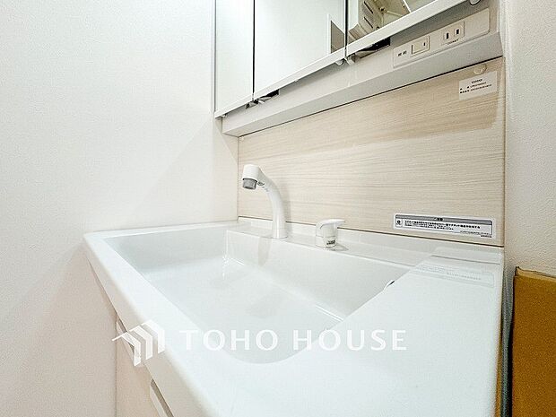 洗面台・洗面所パウダールームはナチュラルな雰囲気で清潔な印象。