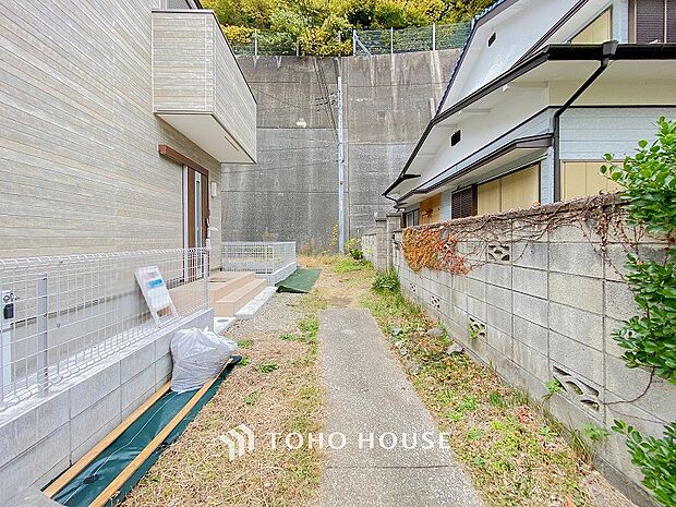 前面道路含む現地写真『快適』は「家」と「街」と「環境」が調和した時に訪れるだと改めて感じさせてくれます。