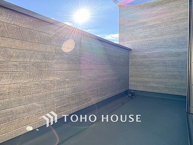 暮らしの中で光と風を演出してくれるバルコニー。