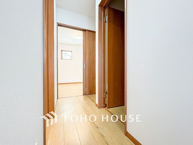 上質感漂う廊下。居住者の帰り、訪れる方を優しく迎える・安らぎに満ちた生活空間を予感させる。