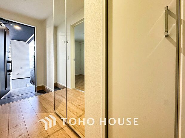 帰り着くたびに洗練されたテイストの空間に迎えられ誇りと喜びを感じる玄関まわりです。