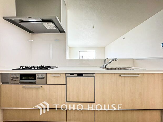 お手入れのしやすいすっきりしたシステムキッチンを採用しました。