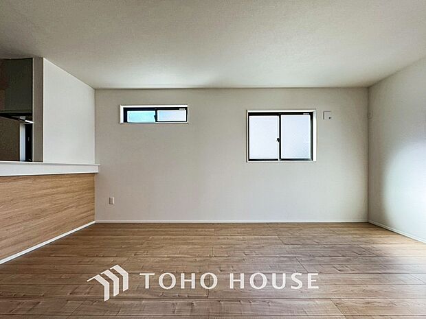 忙しい朝でも、しっかり家族が揃って食事をして頂けるゆとりある大きさのダイニングスペース。