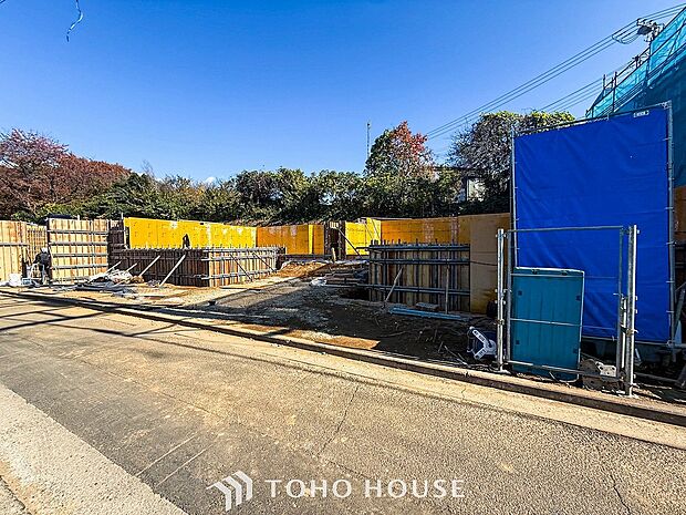 前面道路含む現地写真『快適』は「家」と「街」と「環境」が調和した時に訪れるだと改めて感じさせてくれます。