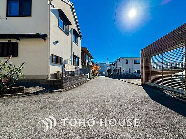 前面道路含む現地写真『快適』は「家」と「街」と「環境」が調和した時に訪れるだと改めて感じさせてくれます。