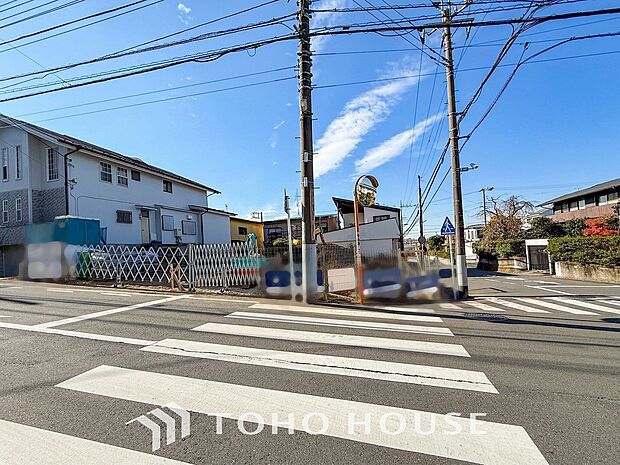 前面道路含む現地写真『快適』は「家」と「街」と「環境」が調和した時に訪れるだと改めて感じさせてくれます。