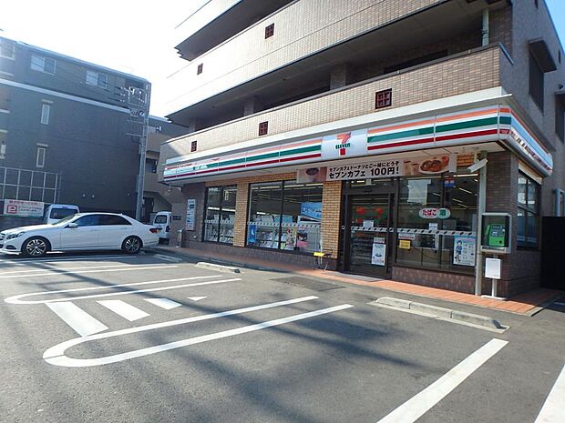 24時間営業。お弁当やお惣菜、パンなどをはじめ、生活用品、お酒なども取り揃えています。