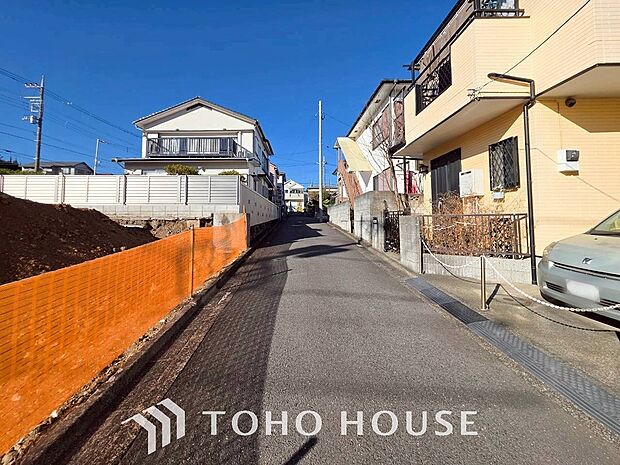 前面道路含む現地写真『快適』は「家」と「街」と「環境」が調和した時に訪れるだと改めて感じさせてくれます。