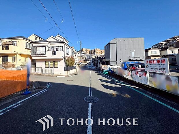 前面道路含む現地写真『快適』は「家」と「街」と「環境」が調和した時に訪れるだと改めて感じさせてくれます。