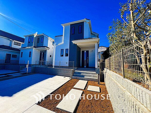 住む人や訪れる人やさしくエスコートする玄関アプローチ。