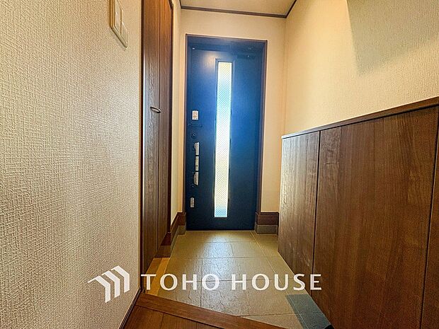 居住者の帰り、訪れる方を優しく迎えてくれる開放感のある玄関。