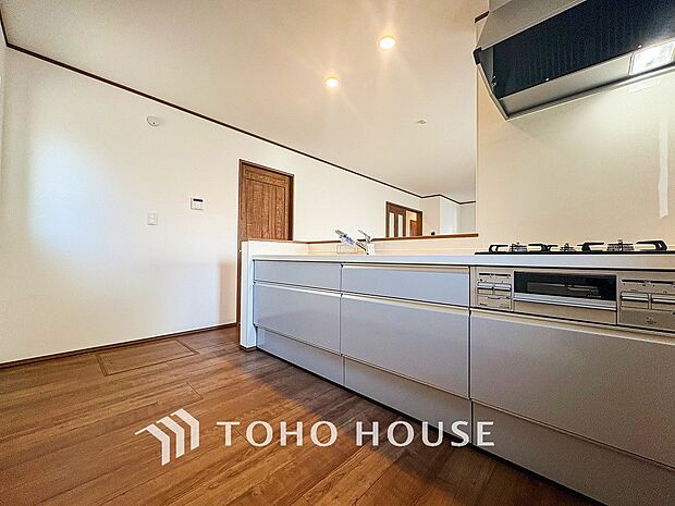 機能的で使い勝手のよさそうなキッチン。明るく清潔感があります。