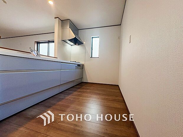 明るい自然光が入る対面キッチン。家族そろってキッチンに立っても調理がしやすい余裕の広さ。