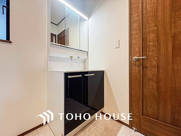 洗面台・洗面所十分な大きさの洗面台は、朝の慌ただしい時間でも余裕とゆとりを感じて頂けます。