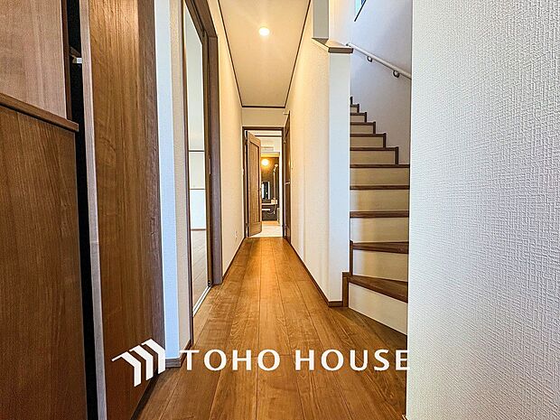 上質感漂う廊下。居住者の帰り、訪れる方を優しく迎え安らぎに満ちた生活空間を予感させます。