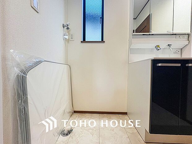 洗濯機を配置しても十分なスペースを確保しております。