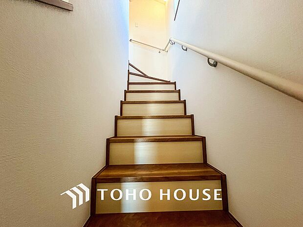 各フロアを結ぶ階段。集いの空間と一人の時間を楽しむプライベートルームをバランスよく繋いでいます。