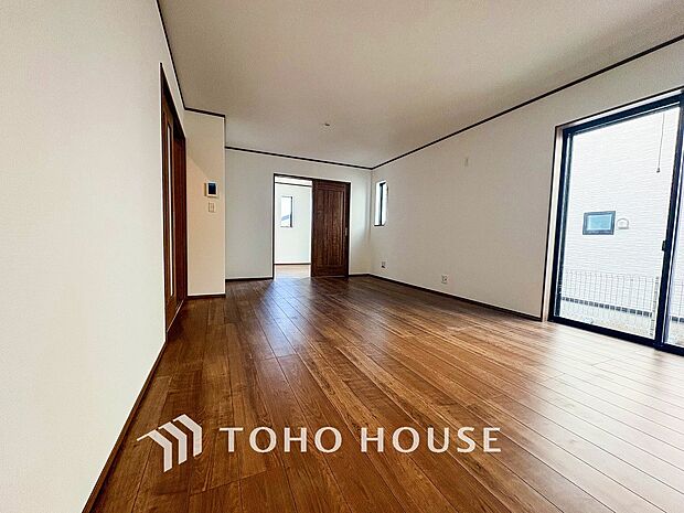 光と風があふれる開放的なリビングダイニングには自然と家族みんなが集まってきます。