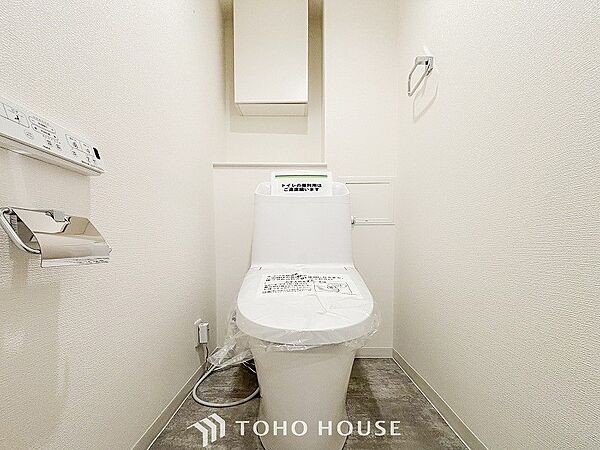 トイレはシンプルにホワイトで統一した温水洗浄付です。