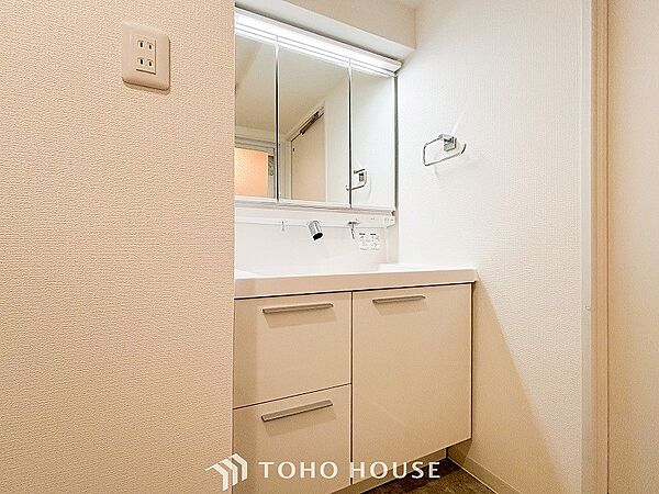 洗面台・洗面所三面鏡裏収納には化粧品や洗面用品類をすっきり整理できます。