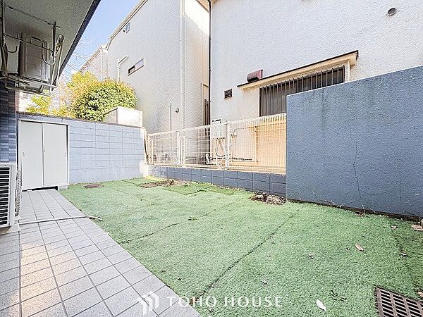 プライベート性が確保された専用庭に続くテラス。