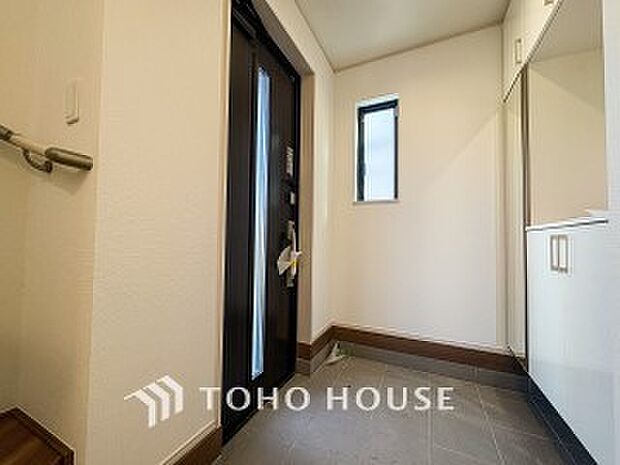 居住者の帰り、訪れる方を優しく迎えてくれる開放感のある玄関。