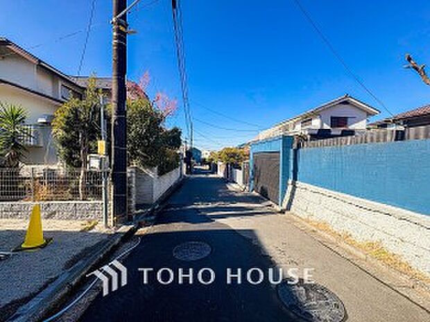 前面道路含む現地写真『快適』は「家」と「街」と「環境」が調和した時に訪れるだと改めて感じさせてくれます。