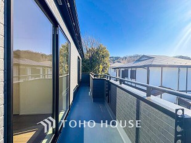 暮らしの中で光と風を演出してくれるバルコニー。