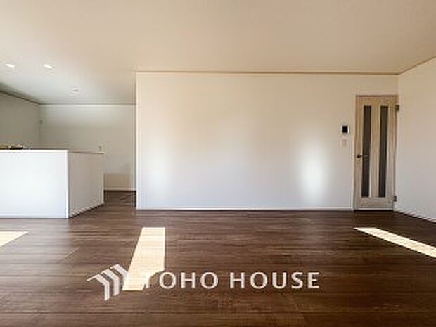 忙しい朝でも、しっかり家族が揃って食事をして頂けるゆとりある大きさのダイニングスペース。