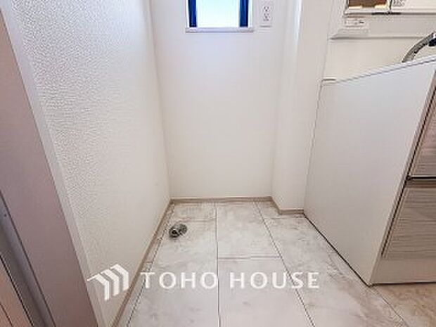 洗濯機を配置しても十分なスペースを確保しております。