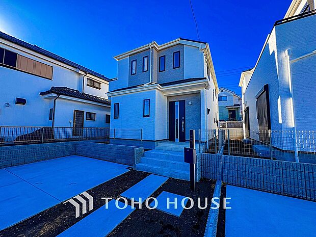 住む人や訪れる人やさしくエスコートする玄関アプローチ。