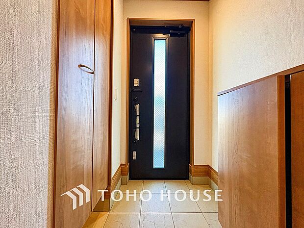 居住者の帰り、訪れる方を優しく迎えてくれる開放感のある玄関。