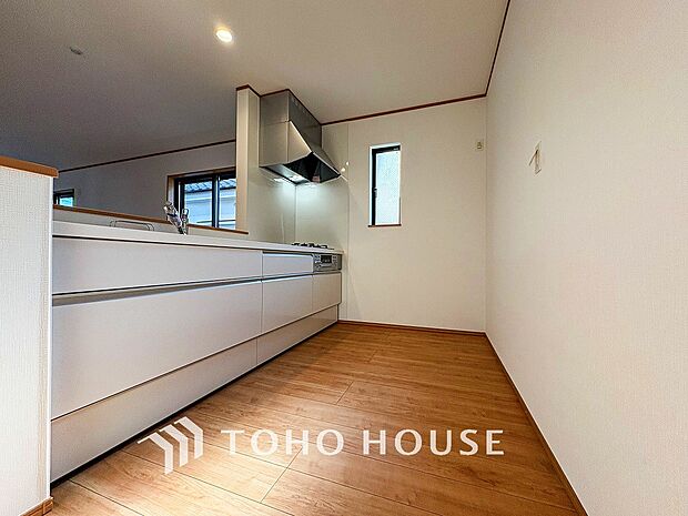 明るい自然光が入る対面キッチン。家族そろってキッチンに立っても調理がしやすい余裕の広さ。