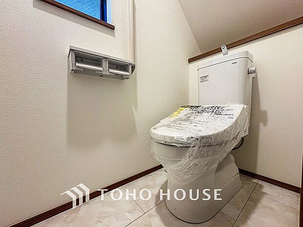 換気と明るさに配慮した清潔感溢れるトイレ。落ち着いた空間で安らぎのひとときをお過ごしいただけます。