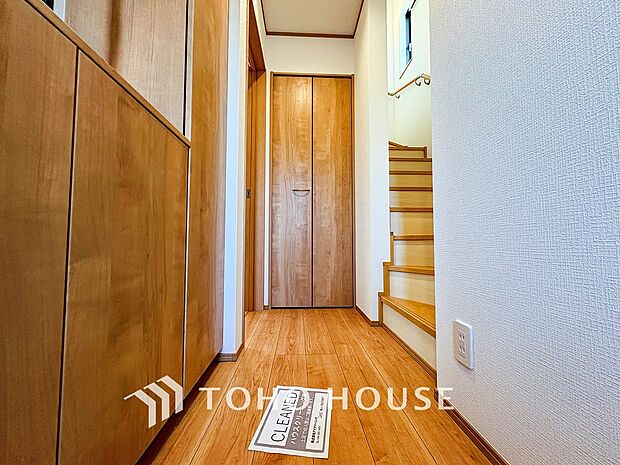 上質感漂う廊下。居住者の帰り、訪れる方を優しく迎え安らぎに満ちた生活空間を予感させます。