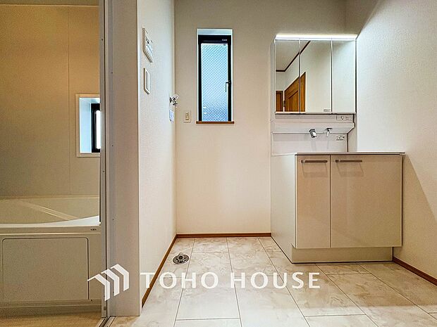 洗濯機を配置しても十分なスペースを確保しております。