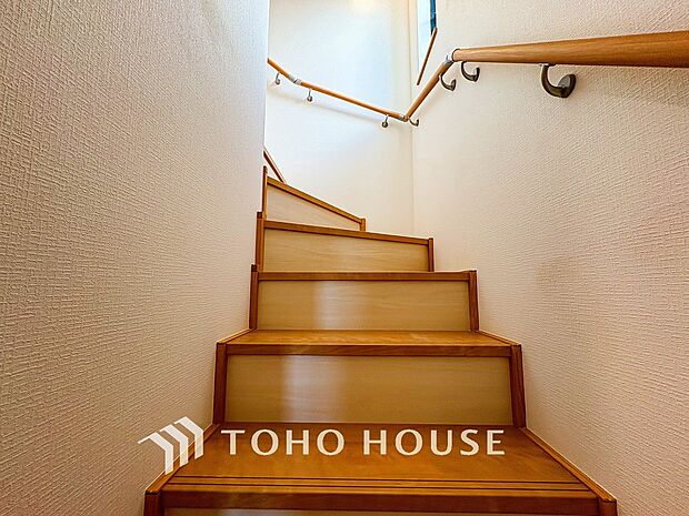 各フロアを結ぶ階段。集いの空間と一人の時間を楽しむプライベートルームをバランスよく繋いでいます。