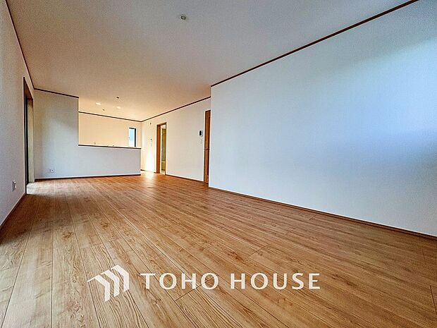 忙しい朝でも、しっかり家族が揃って食事をして頂けるゆとりある大きさのダイニングスペース。