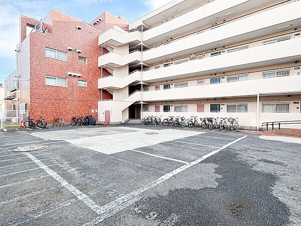 現地外観写真『快適』は「家」と「街」と「環境」が調和した時に訪れるだと改めて感じさせてくれます。
