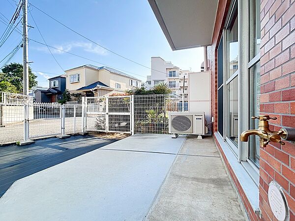プライベート性が確保された専用庭に続くテラス。
