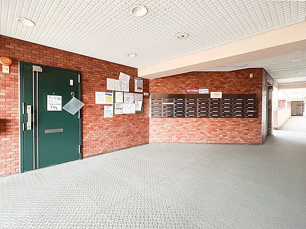 取り出しやすいエントランス内郵便受け。
