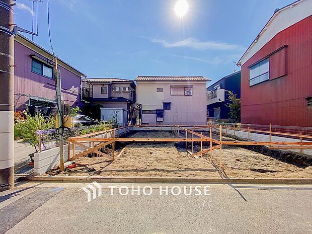 前面道路含む現地写真『快適』は「家」と「街」と「環境」が調和した時に訪れるだと改めて感じさせてくれます。