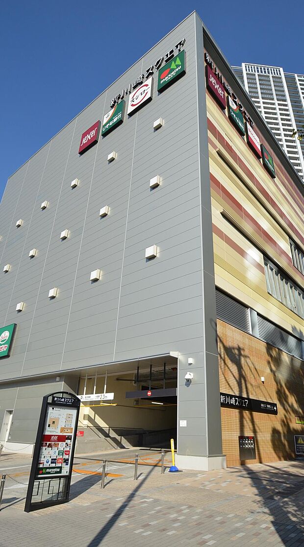 駅から屋根付のデッキでつながっており便利に買い物ができます。マルエツ・スシロー等が入っています。