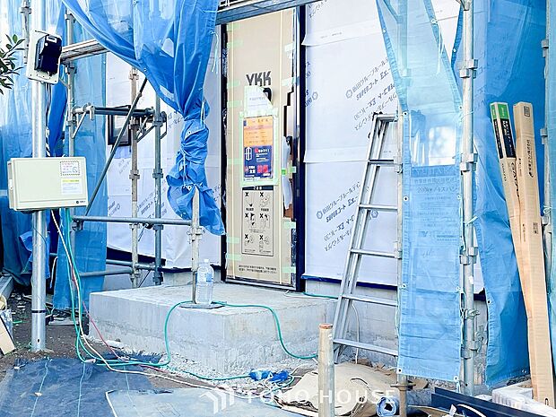 住む人や訪れる人やさしくエスコートする玄関アプローチ。