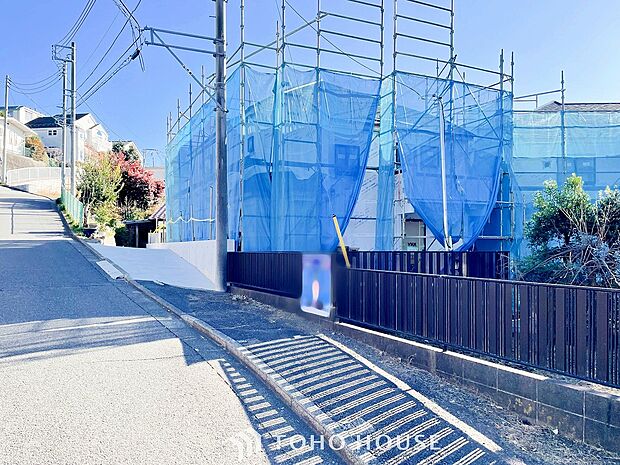 爽やかな青空の下に贅沢なほどに降り注ぐ陽光、豊かな居住性と、クオリティが見事に調和した住空間。