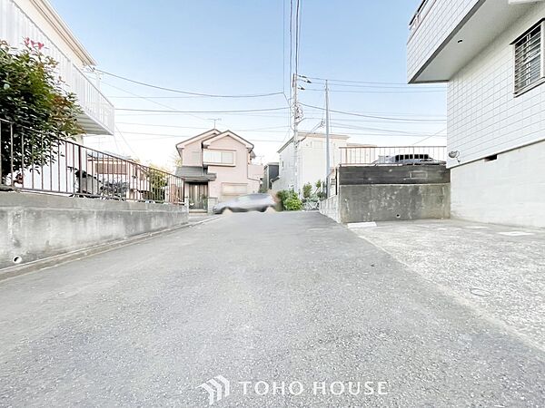 住む人を映し出す洗練された佇まいは、いつまでも輝き続けながらいつしか街の風景に溶け込んでいきます。