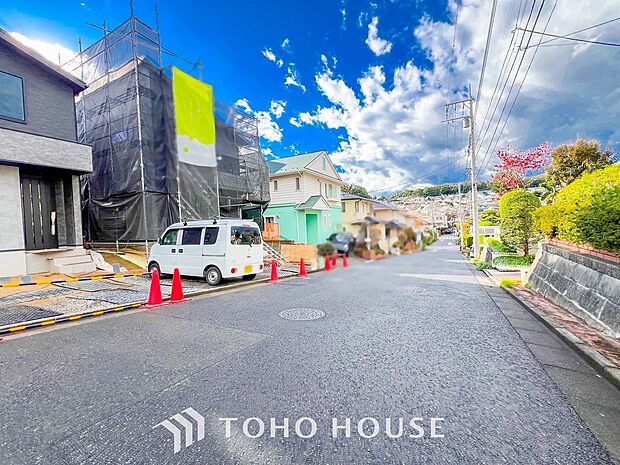 前面道路含む現地写真『快適』は「家」と「街」と「環境」が調和した時に訪れるだと改めて感じさせてくれます。