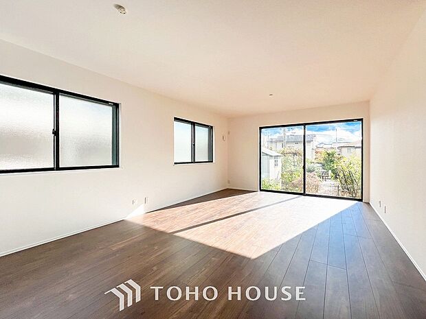 光と風があふれる開放的なリビングダイニングには自然と家族みんなが集まってきます。