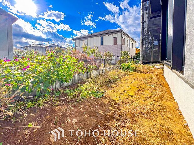 日当りの良い可愛らしいお庭。ガーデニングなどが楽しめます。