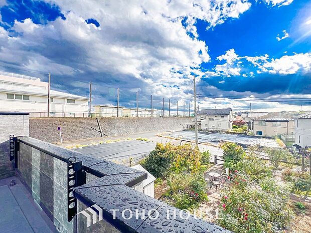 開放的で気持ちの良い眺望と青い空を満喫できます。